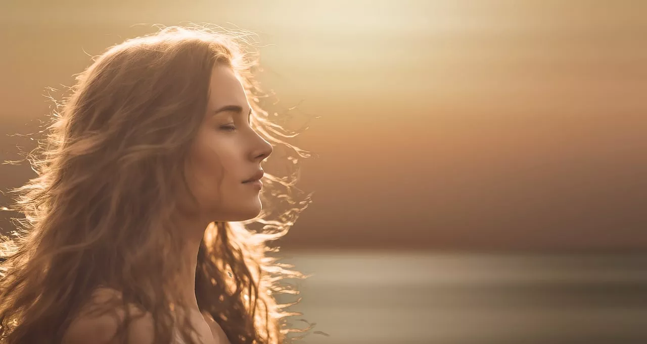 femme sereine sur fond orangé